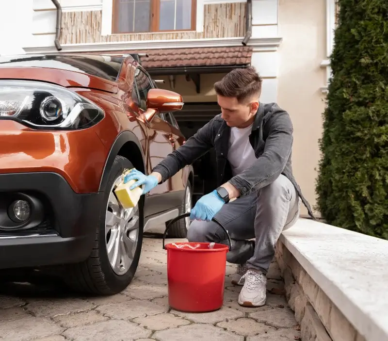 Lavage auto à domicile Mézières-en-Drouais : professionnel intervenant sur un véhicule
